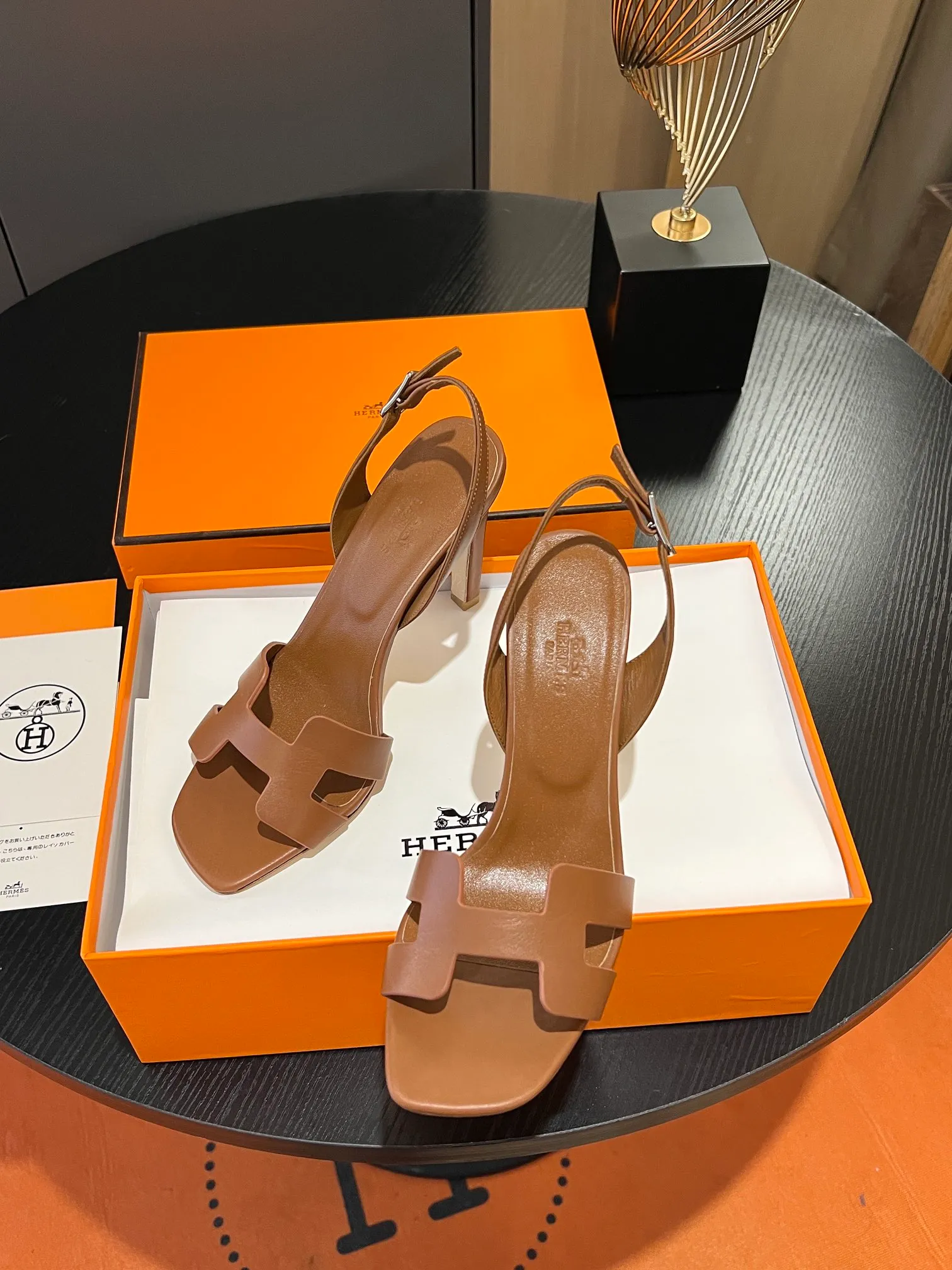 👟👟Ex-factory price 600👟👟Hermès 2023 high-heeled temperament sandals original customization! Counter synchronization! Hermès high heels have always been simple, fashionable and elegant! ! ! It can hold any style of wear, the height of 10.5cm is easy to control, and the feet feel comfortable and pressure-free! The classic and elegant style brings a sense of luxury to your feet! Highly recommended Material: Upper imported calfskin + mixed sheepskin lining Outsole: Italian genuine leather sole Size: 34-42 (34.41.42 customization is non-returnable and non-exchangeable)